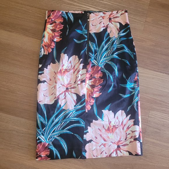 Cue Dresses & Skirts - Cue pencil skirt